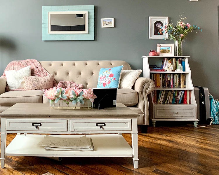 Salón con sofa beige y muebles blancos